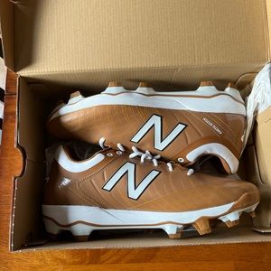 NWOT New Balance baseball cleats.